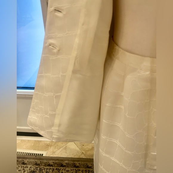 Elegant White 2-Piece Suit - Albert Nipon - Picture 7 of 8